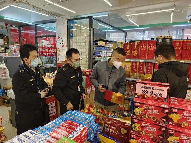 图片来源:天津市河东区市场监管局检查过程中,执法人员重点查验经营